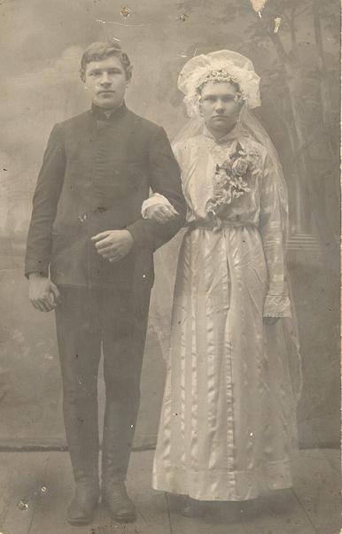 1917 год.   Дедушка Михаил Захарович (брат Миша) и бабушка Пелагея Ивановна (Поля)  
